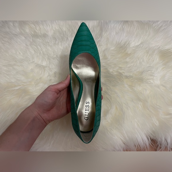 GUESS Crocodile Pointy Toe Heels - Picture 5 of 7